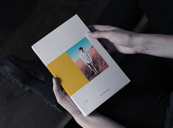图书杂志封面设计效果图样机 Book in Hand Mockup