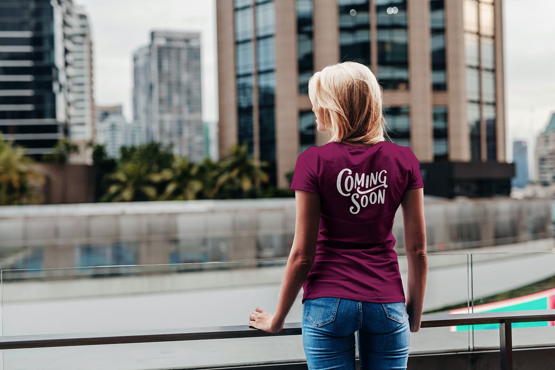 T恤情侣套装印花设计效果图样机 T-Shirt Mock-Up Couple In City插图(5)