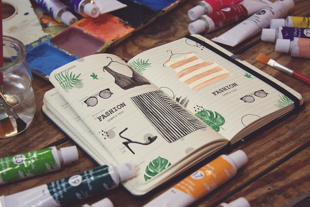 绘画作品展示场景袖珍笔记本样机模板v9 Agenda Scene插图(2)