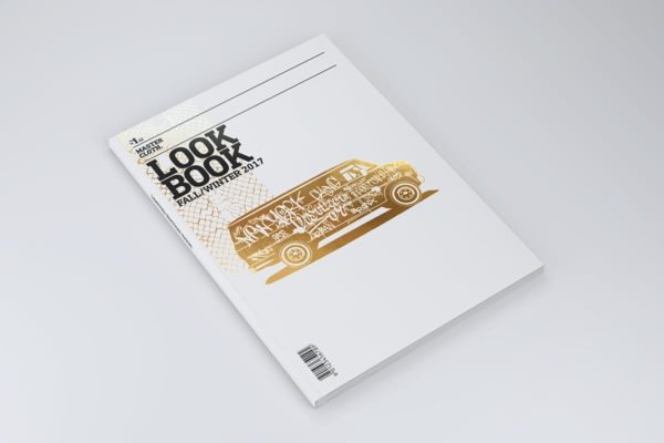 逼真金箔压印A4杂志宣传册样机 A4 Magazine Brochure Mock-up