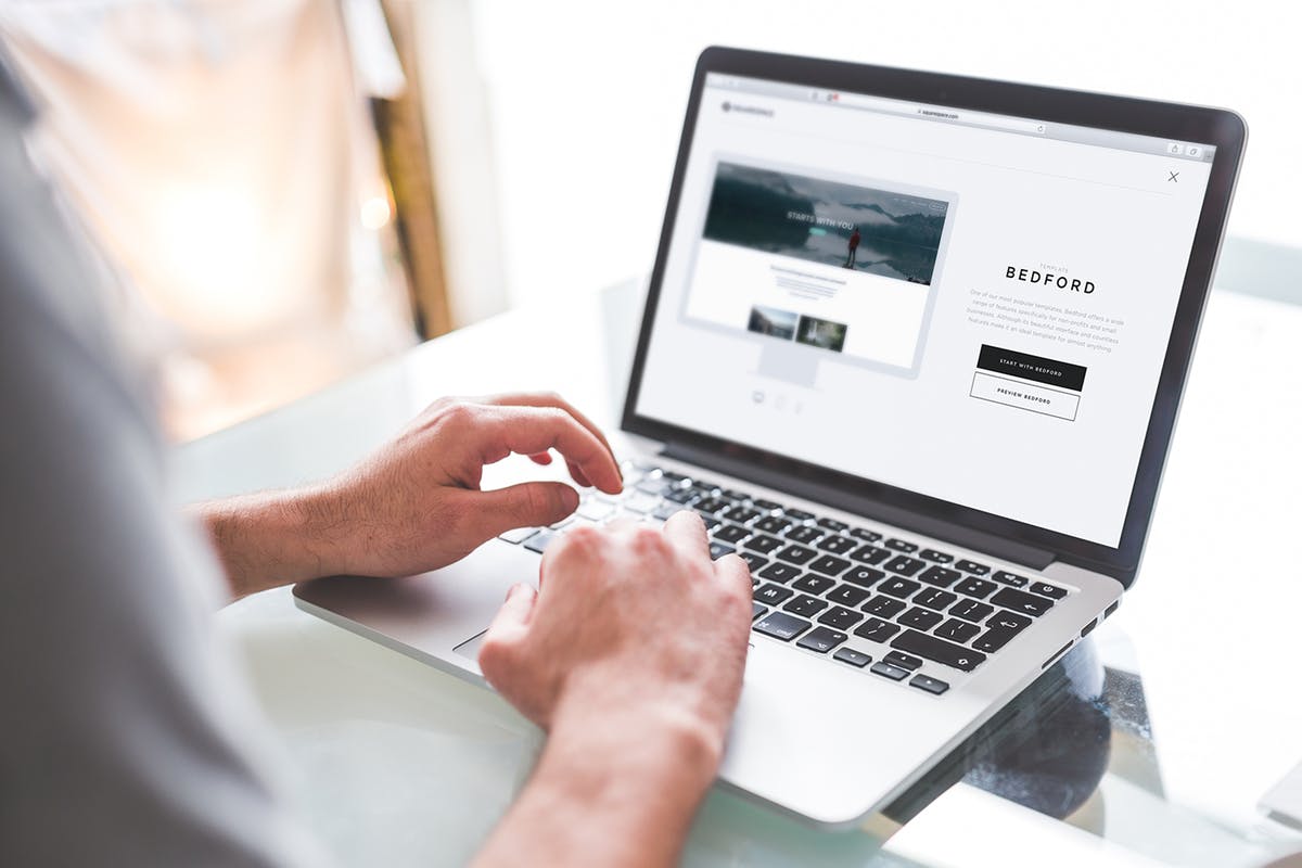 Macbook电脑Web&APP设计演示样机模板 Macbook Laptop Display Web App Mock-Up插图