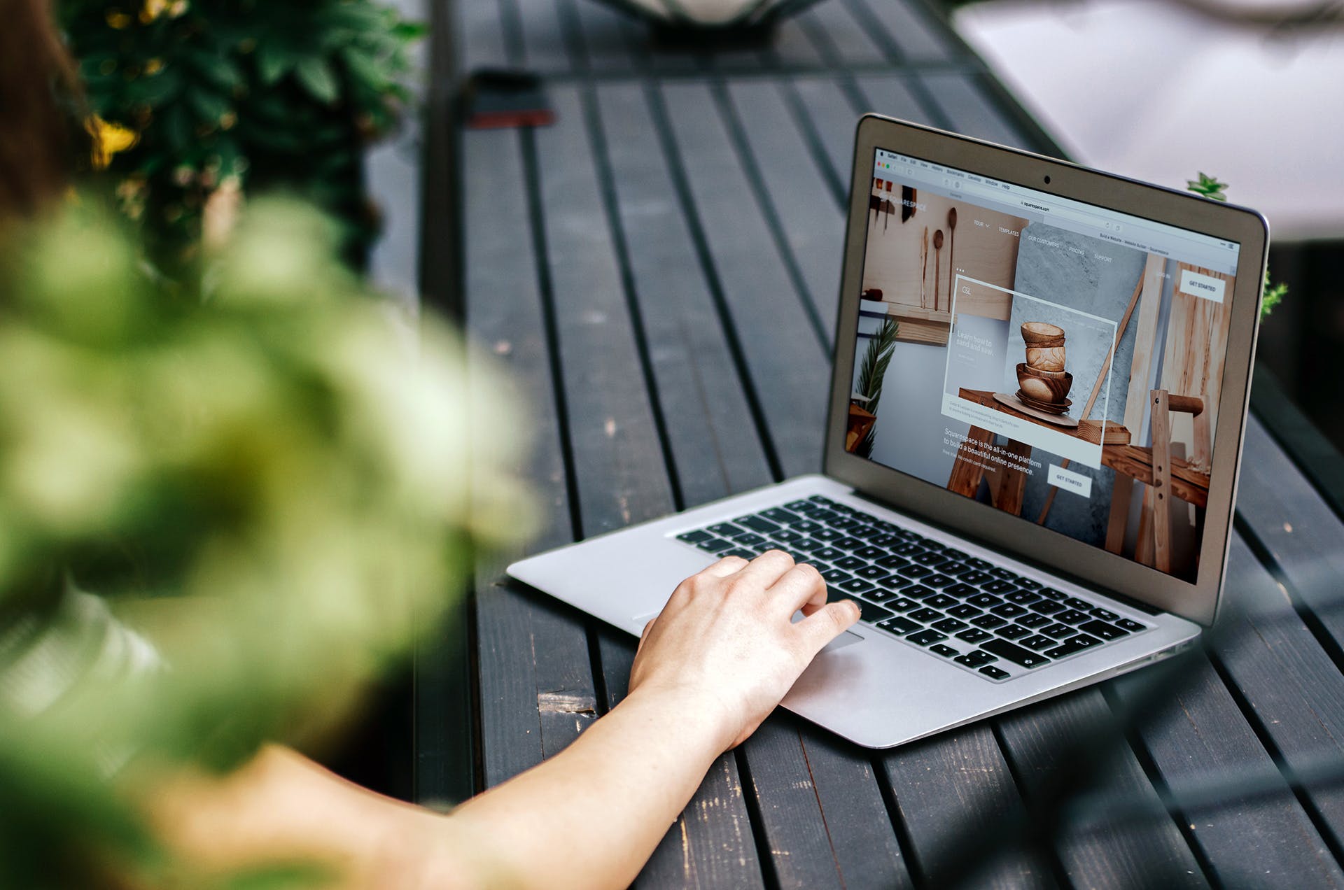 MacBook实景使用场景样机模板v13 Macbook Mockups Vol 13 – Working on Laptop插图(2)