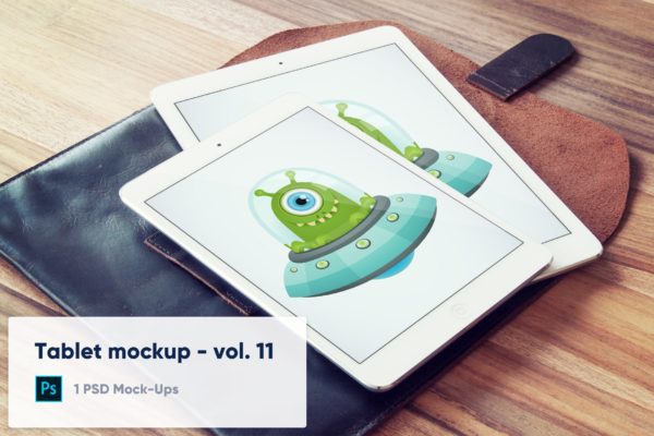 大小iPad平板电脑叠放状态屏幕演示素材库精选样机模板 Tablets on Leather Case on Wooden Desk Mockup