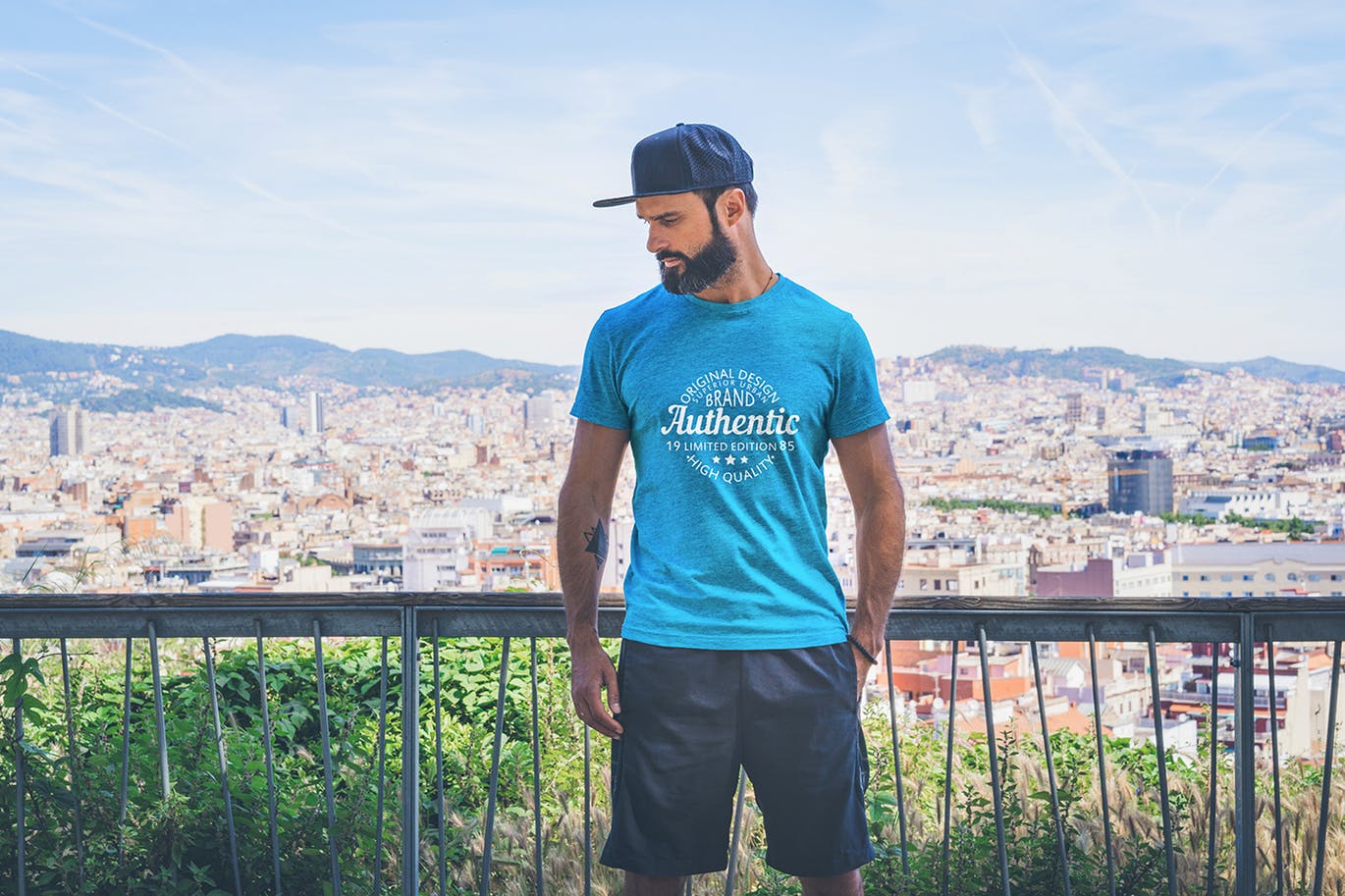 男模特街拍T恤印花设计预览样机 T-Shirt Mockup with Model插图(1)