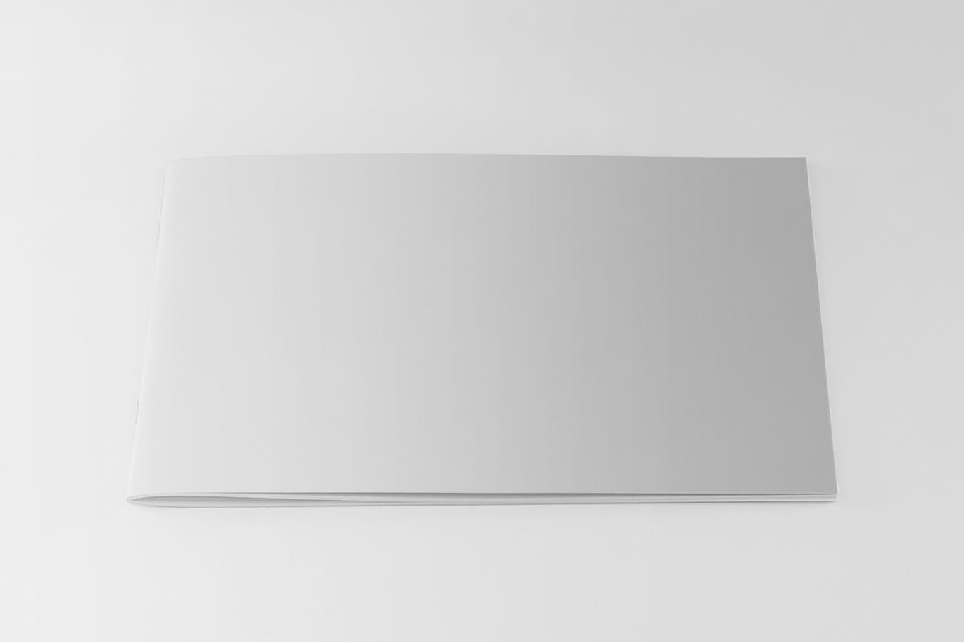 美国信纸尺寸宣传册封面印刷效果图样机素材库精选 US Half Letter Cover Brochure Mockup插图(1)