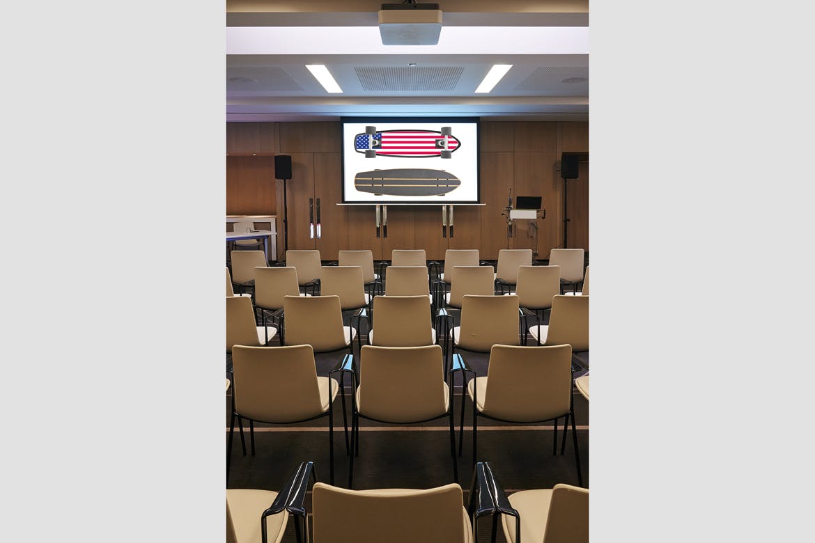 会议室电视/投影屏幕样机素材库精选模板v2 Conference_Room_Screen-VERT-Mockup插图(1)