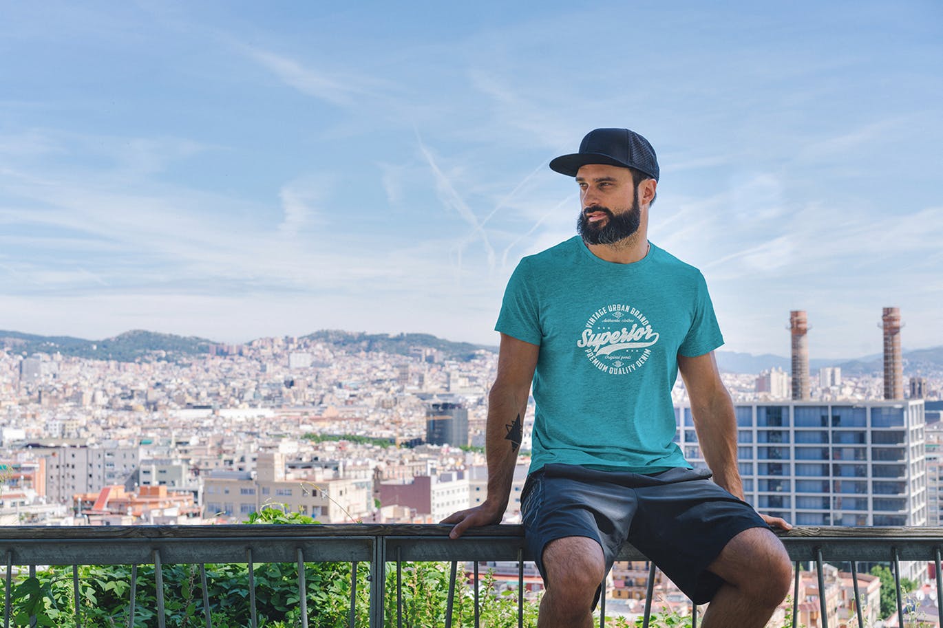 男模特街拍T恤印花设计预览样机 T-Shirt Mockup with Model插图(2)