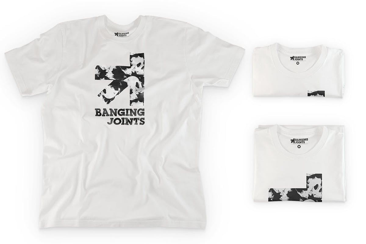 时尚白色皱纹T恤服装样机 White T-Shirt Presentation Mockup插图