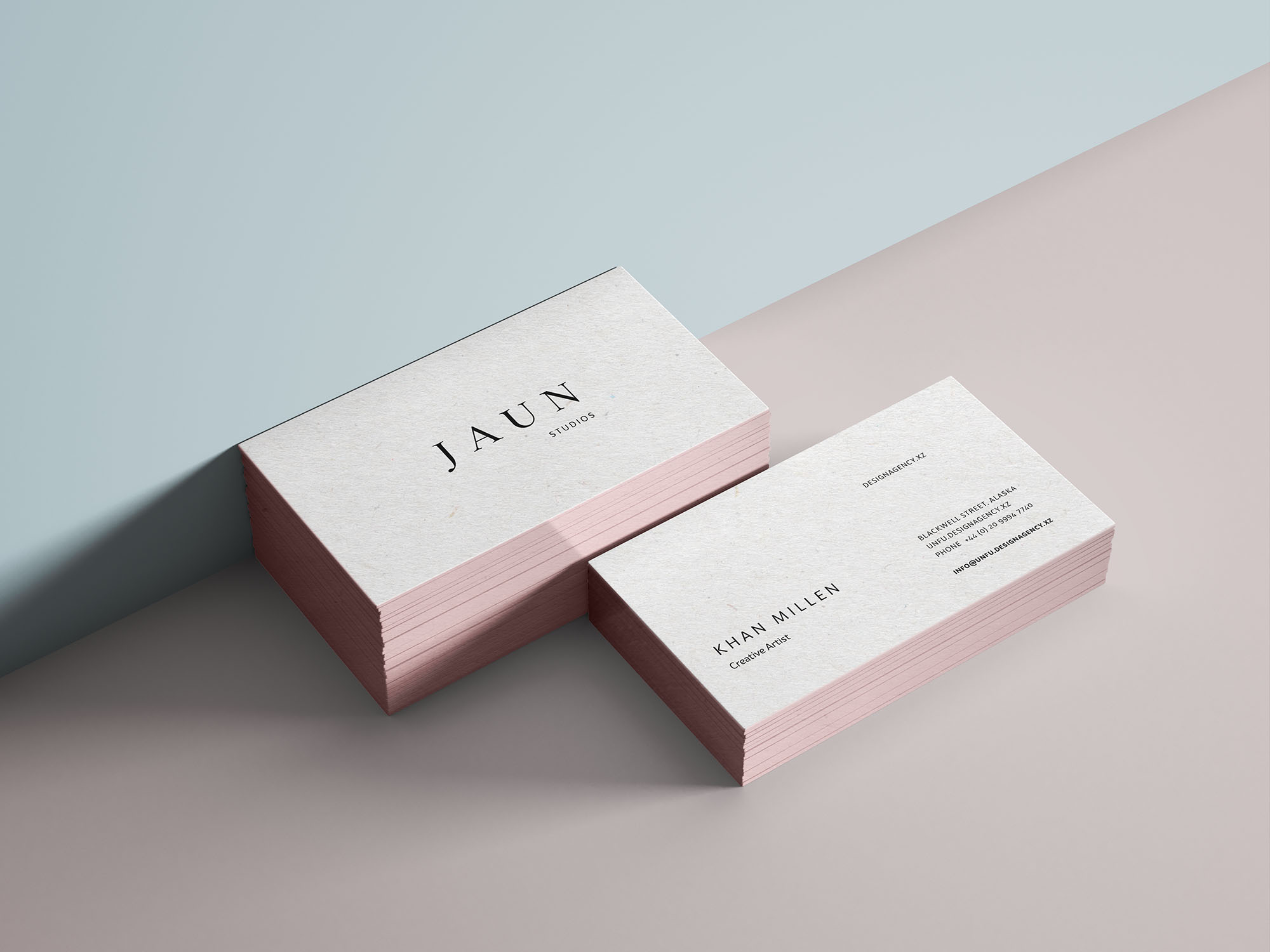 镶金边效果高端名片设计PSD样机模板 Gold Edges Business Card Mockup插图(1)