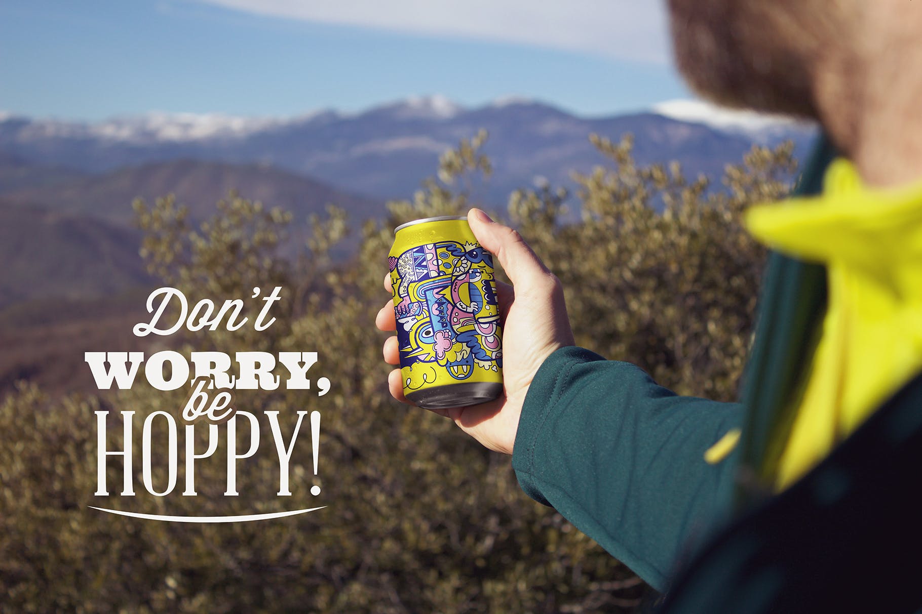 户外背景啤酒易拉罐外观效果图素材库精选 Perspective Beer Can Mockup插图(2)