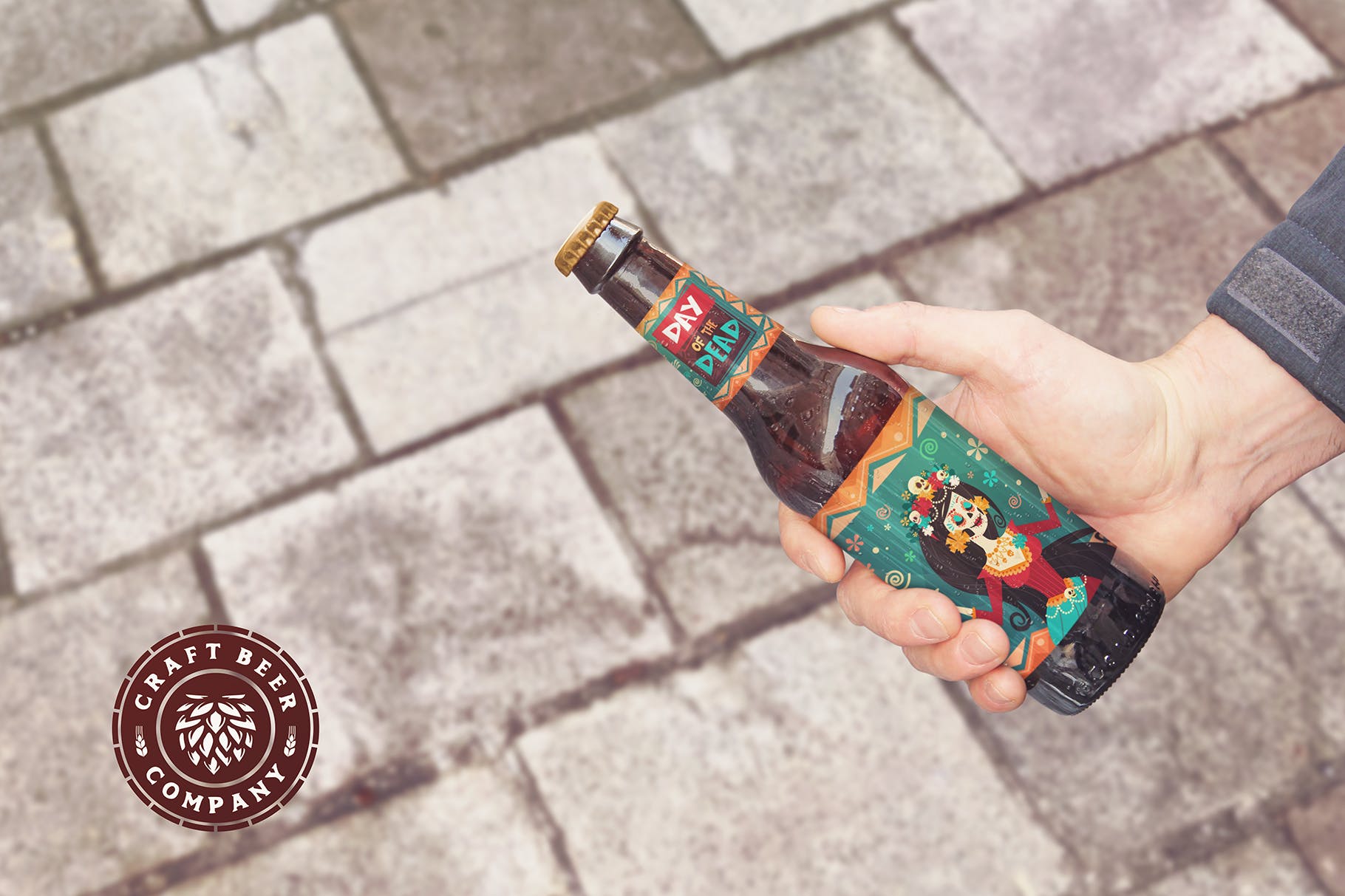 手持啤酒瓶素材库精选模板 Get Beer Bottle Mockup插图(1)