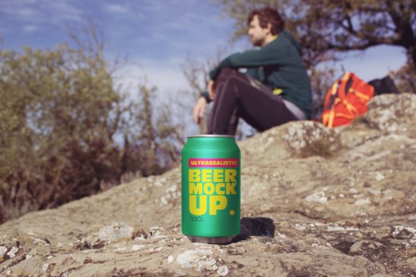 啤酒易拉罐野外拍摄场景素材库精选1 Trekking Beer Can Mockup