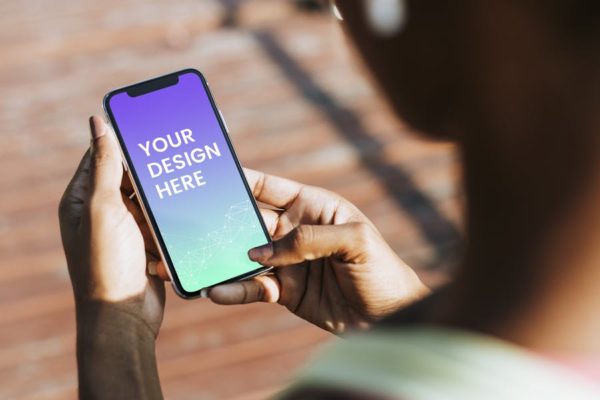 APP应用UI界面设计iPhone使用场景预览样机模板 sportive woman using her phone in a park mockup