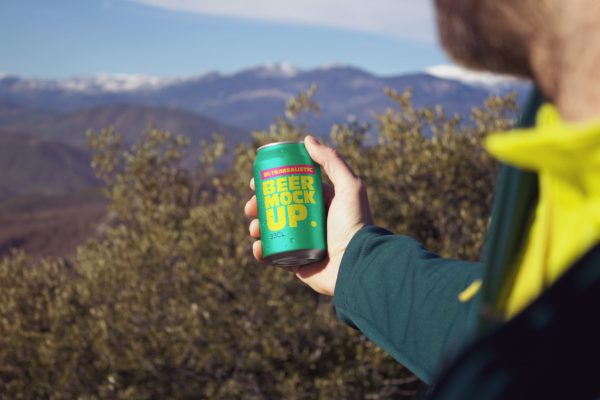 户外背景啤酒易拉罐外观效果图素材库精选 Perspective Beer Can Mockup