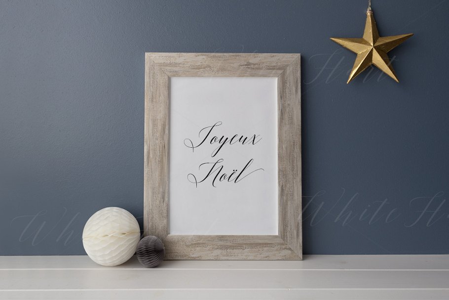 时尚蓝色背景圣诞系列相框样机模板 Trendy Blue Christmas frame mock up插图(1)