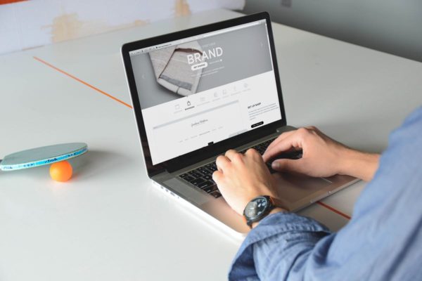 笔记本电脑Macbook设备样机模板 Laptop Macbook Display Mock-Up