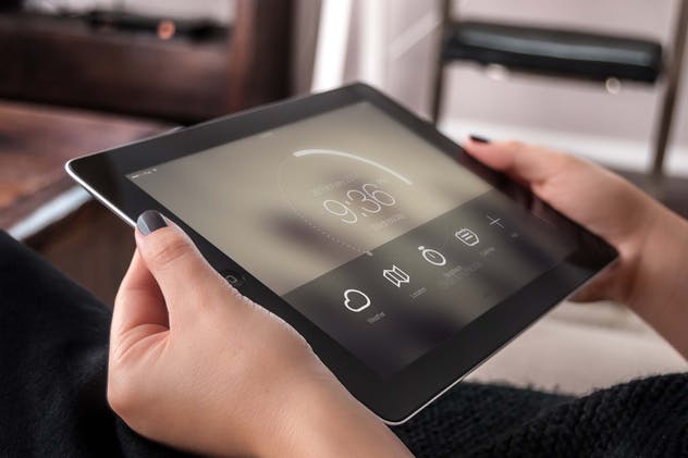 手持iPad使用场景APP应用&网站设计演示模板 Tablet Mock-up插图(10)