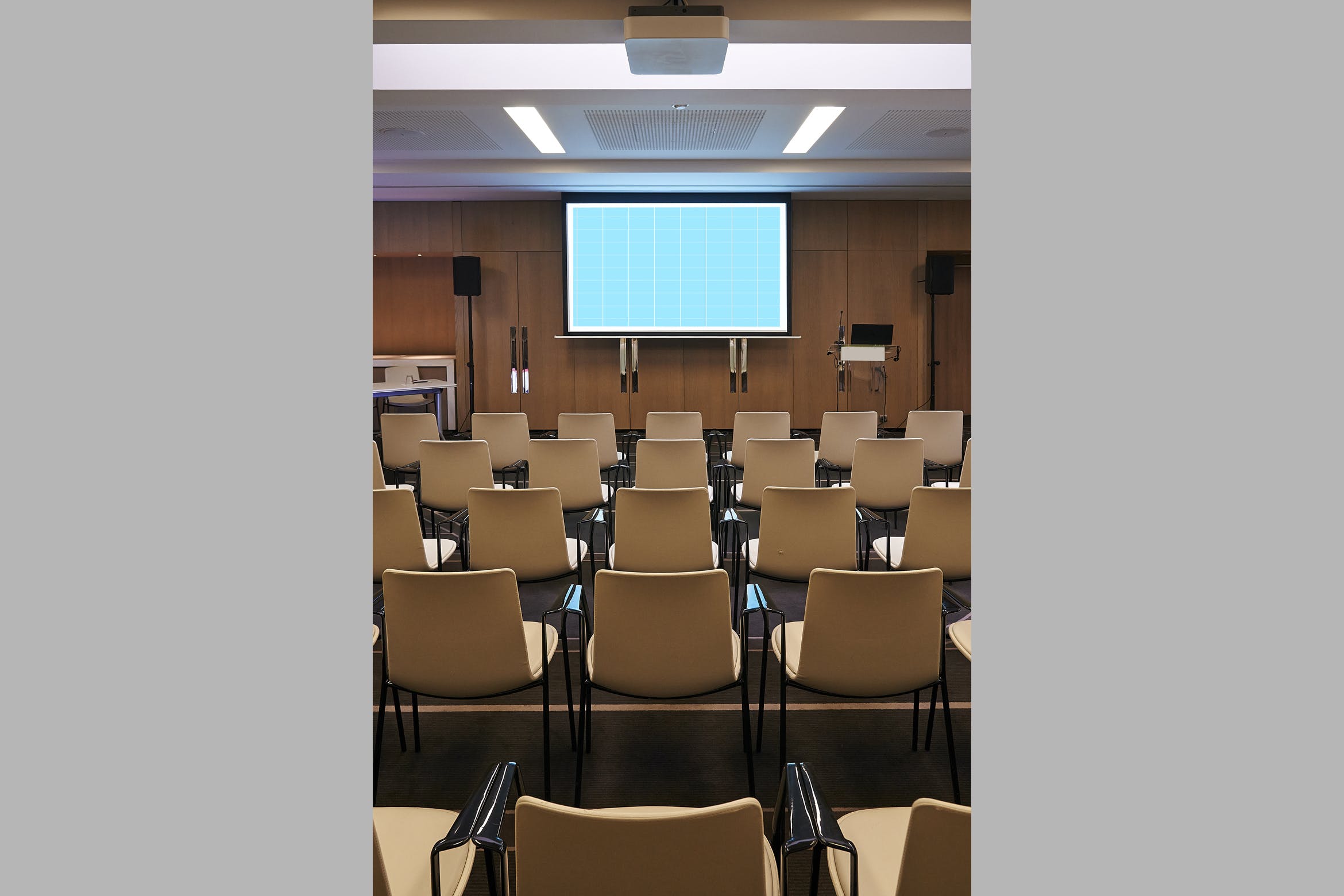 会议室电视/投影屏幕样机素材库精选模板v2 Conference_Room_Screen-VERT-Mockup插图