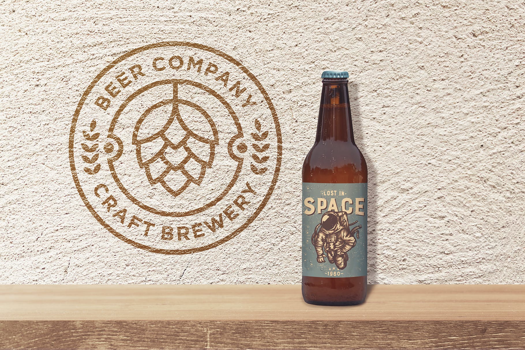 货架上的50cl啤酒酒瓶外观设计素材库精选模板 Shelf Beer 50cl Mockup插图(1)