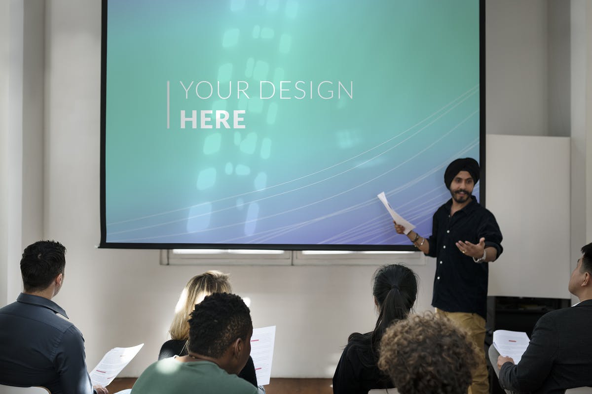 校园教室场景幻灯片投影演示样机模板 Student doing a presentation on projector Mockup插图