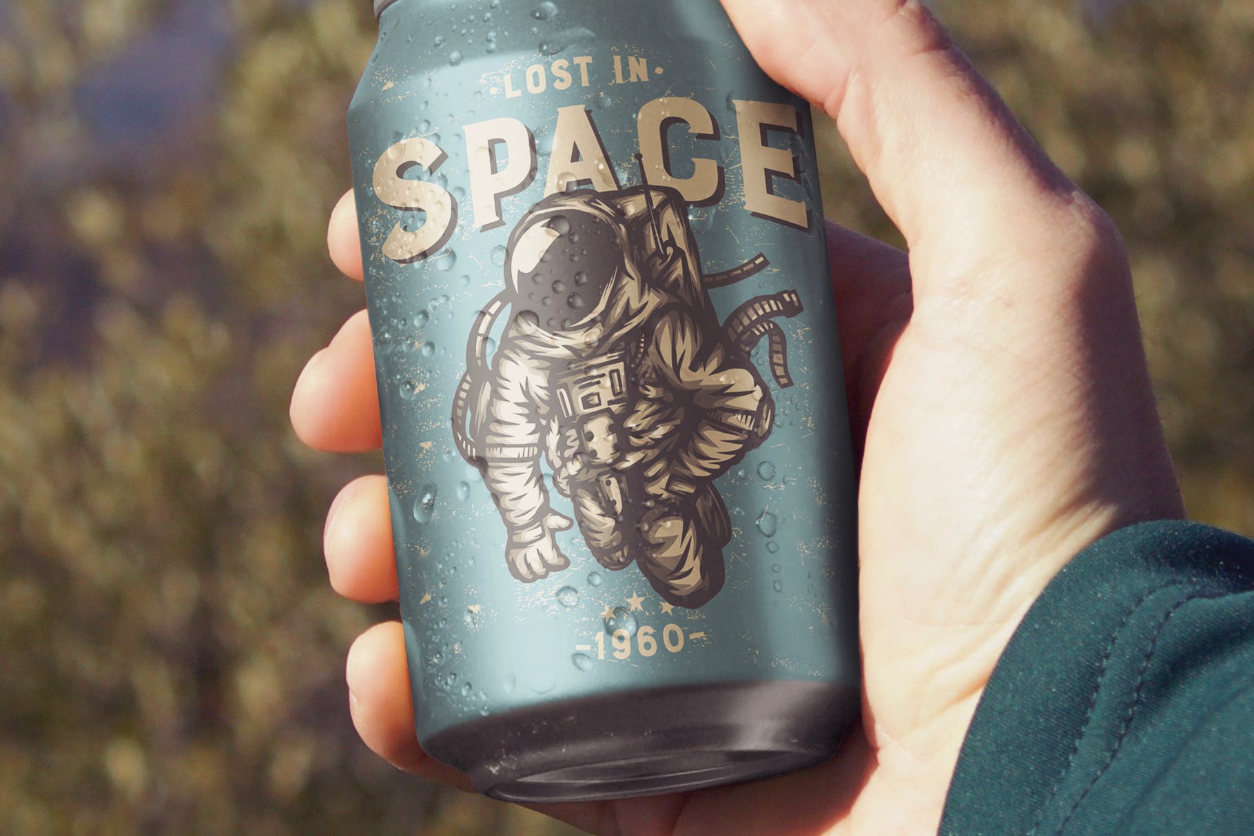 户外背景啤酒易拉罐外观效果图素材库精选 Perspective Beer Can Mockup插图(3)