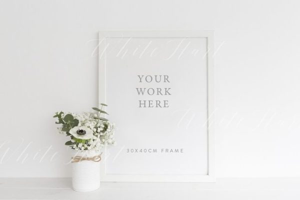 白色花绘框架样机模板 White floral frame mock up