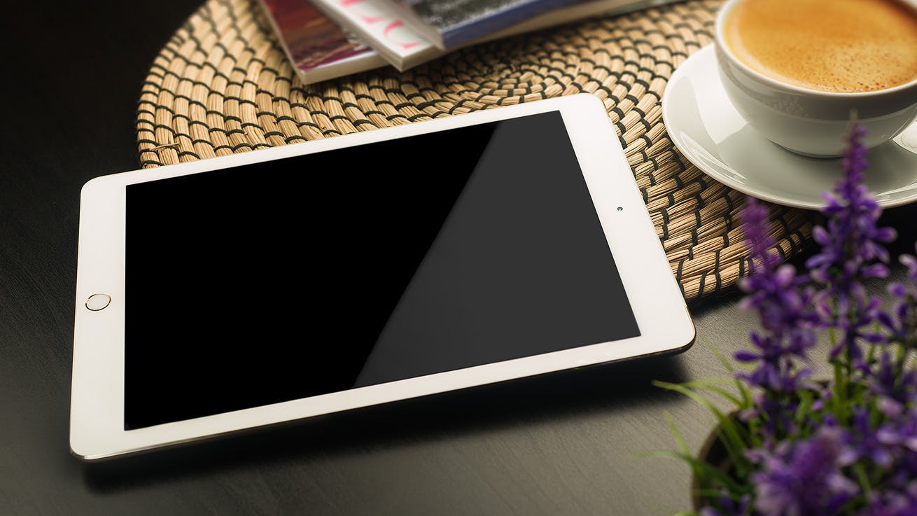 实景桌面上的平板电脑屏幕演示素材库精选样机 Tablet Mockup / Real Environment插图(5)