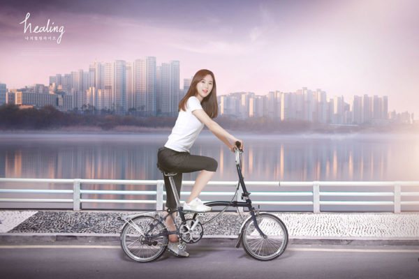 江边骑车惬意生活主题海报模板