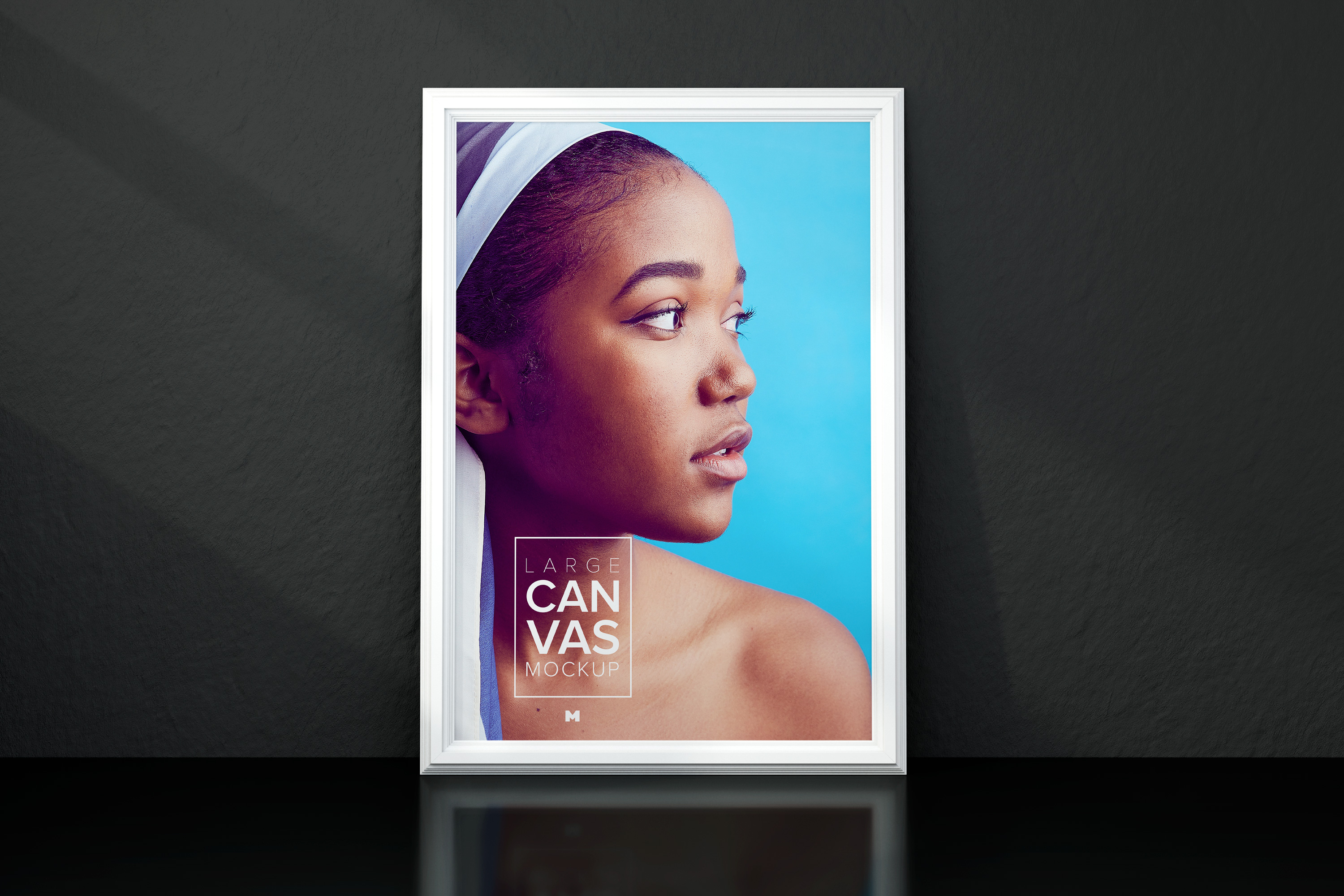 带框大肖像画布画框样机模板素材 Framed Large Portrait Canvas Mockup插图(1)