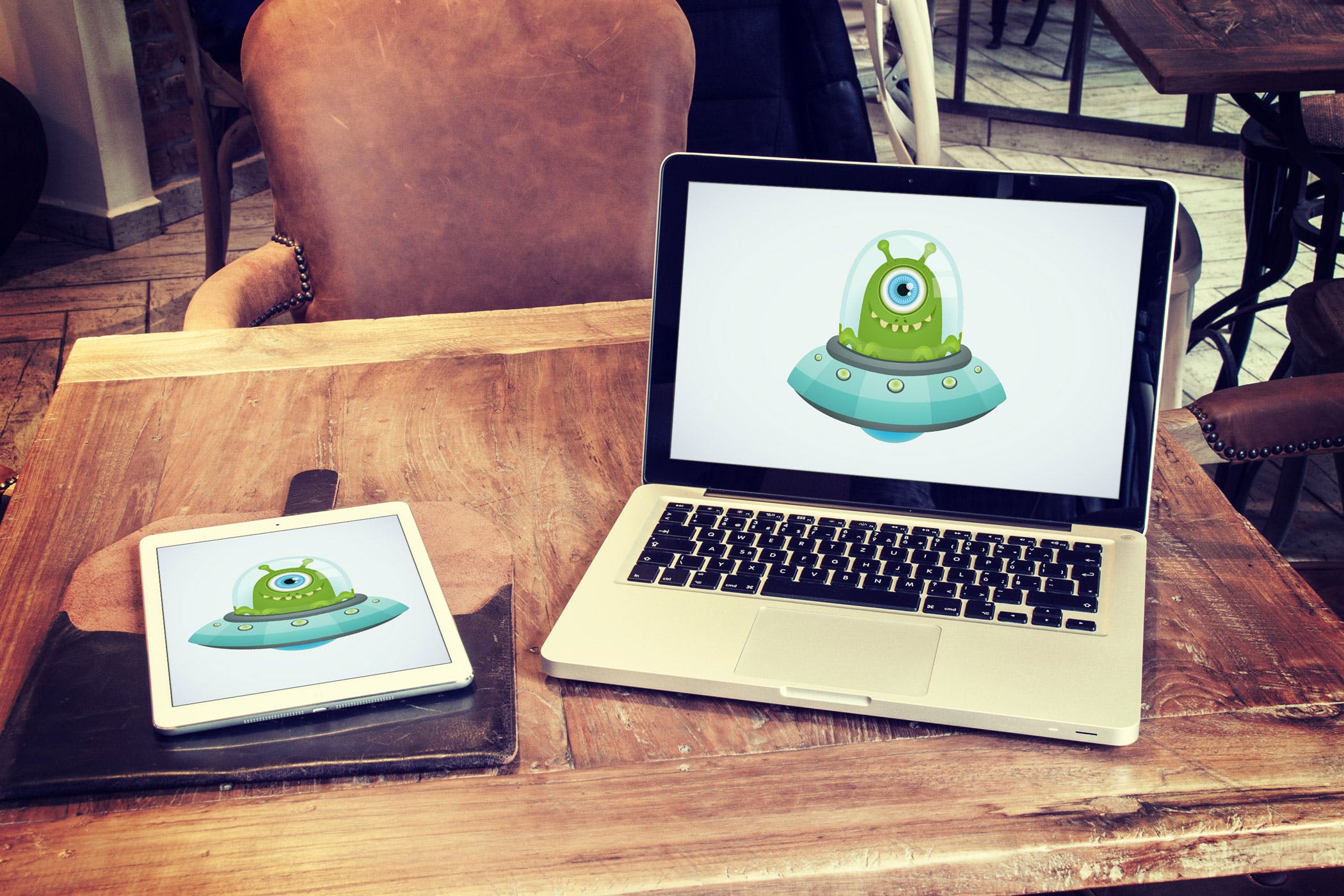 咖啡厅场景Macbook&平板电脑素材库精选样机模板v2 5 Laptop and tablet mock-ups in cafe Vol. 2插图(5)