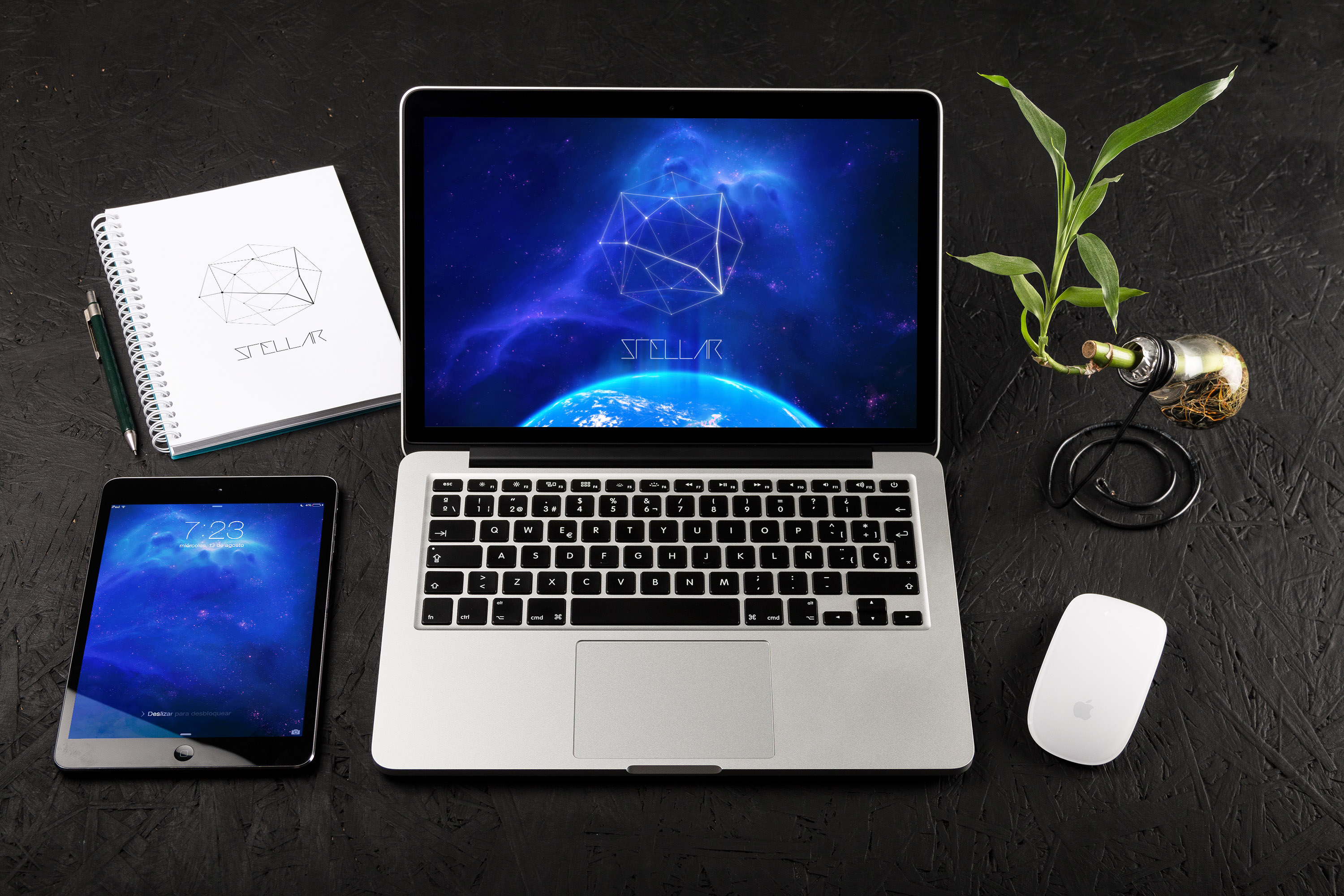 办公桌面场景MacBook Pro＆iPad Mini屏幕界面设计效果图样机01 MacBook Pro Retina 13 and iPad Mini Mockup 01插图