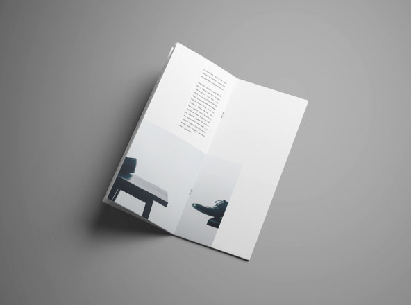 垂直宣传册设计印刷效果PSD样机模板 Vertical Brochure Mockup