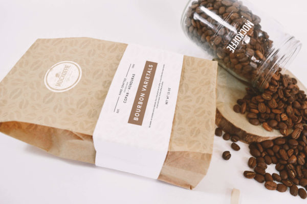 咖啡豆纸袋包装和玻璃瓶样机俯视图样机 Coffee Bag and Glass Jar Mockup – Perspective Top View