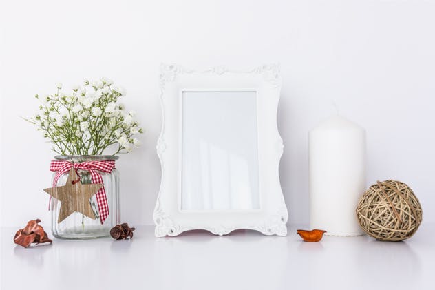 蜡烛&鲜花装饰白色画框样机 White Frame Mockup with Candle & Flowers插图(1)