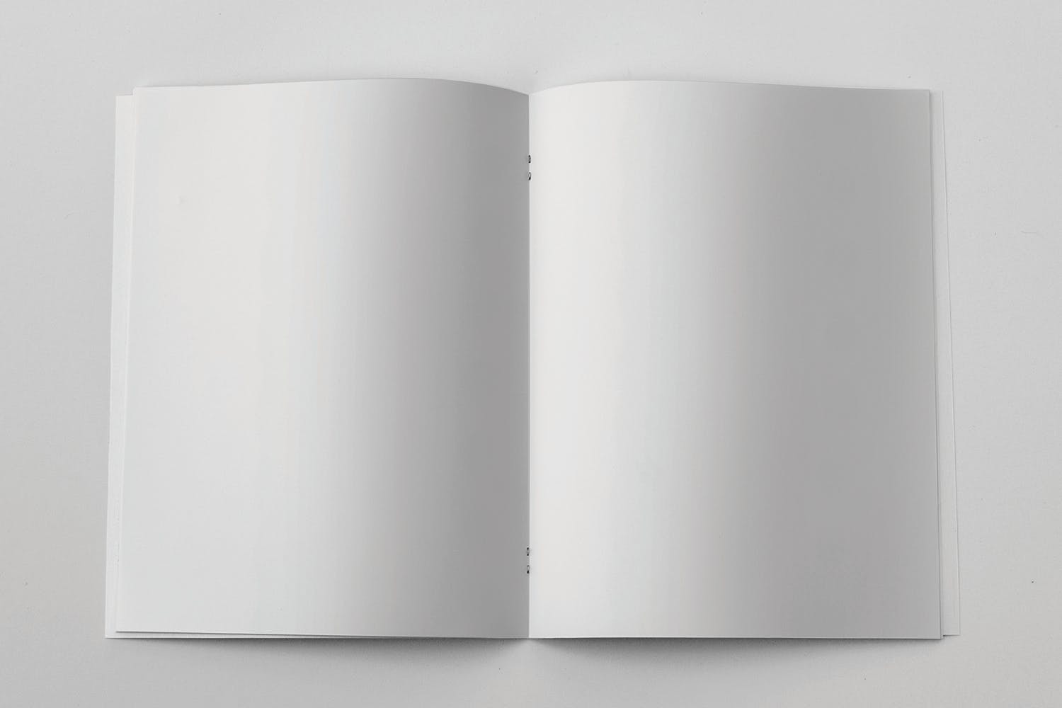 美国信纸规格宣传册内页顶视图样机素材库精选 US Letter Brochure Mockup Top View插图(1)