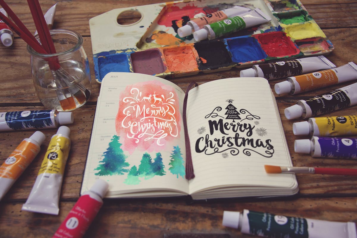 绘画作品展示场景袖珍笔记本样机模板v8 Agenda Paint Scene插图