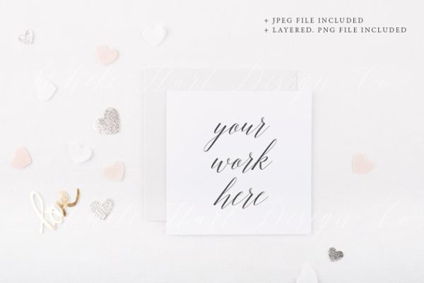 心形背景方形卡片样机模型 Square card mock up – hearts