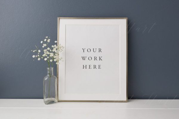 暗墙白色画框8×10 “模板 Dark wall white frame mock up 8×10"