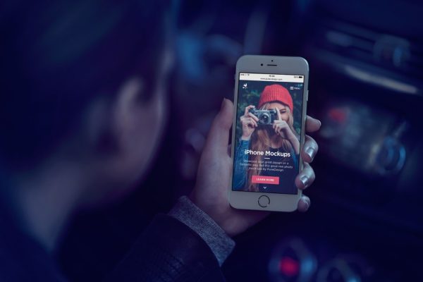 男模特手持iPhone样机模板 iPhone Mock-Up Set