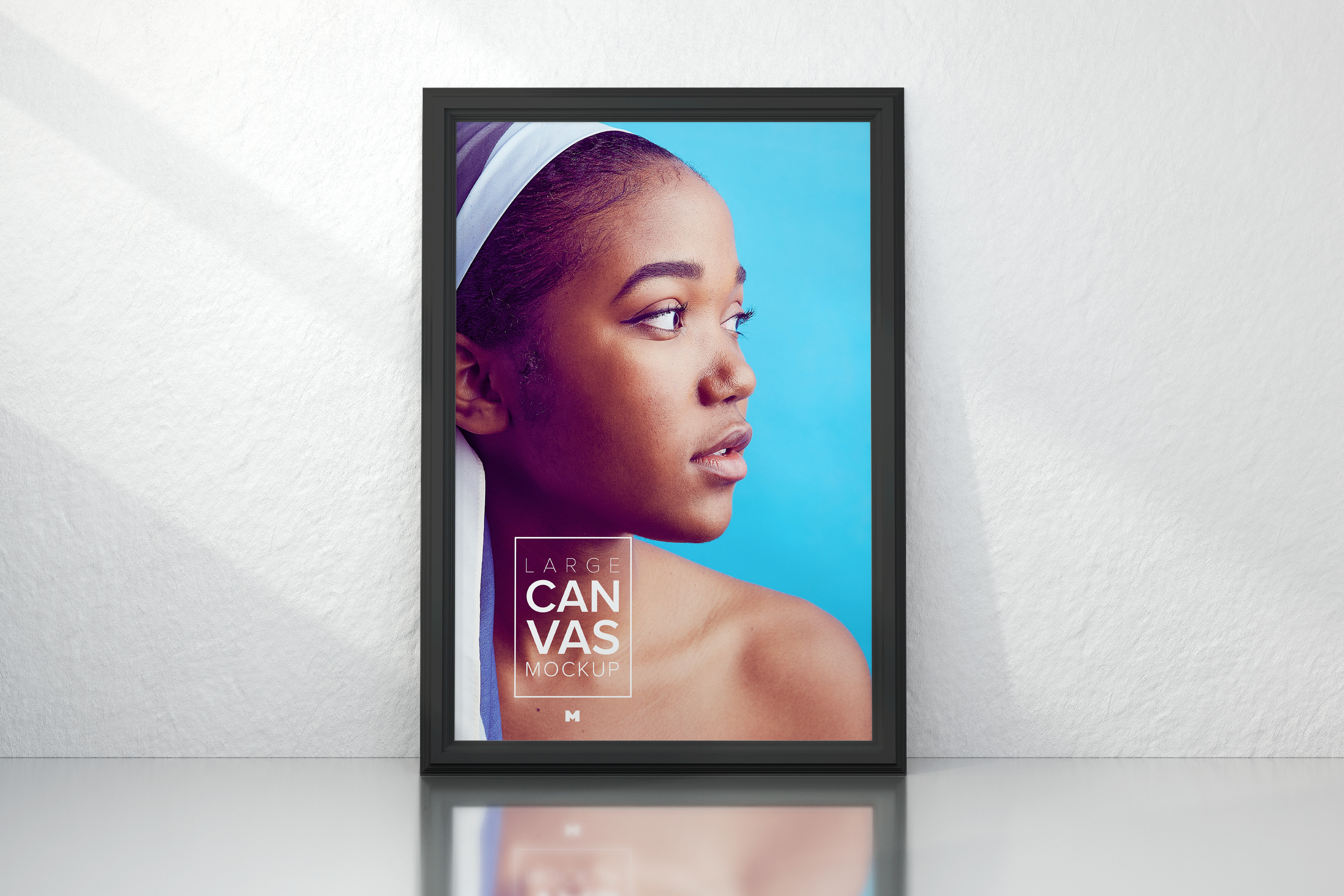 带框大肖像画布画框样机模板素材 Framed Large Portrait Canvas Mockup插图(2)