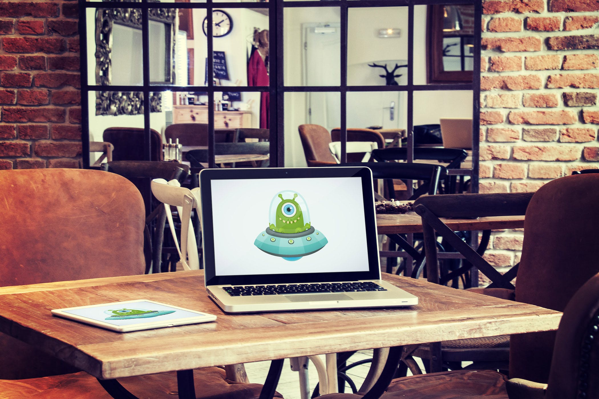 咖啡店场景MacBook&iPad屏幕预览素材库精选样机模板v4 5 Laptop and tablet mock-ups in cafe Vol. 4插图(5)