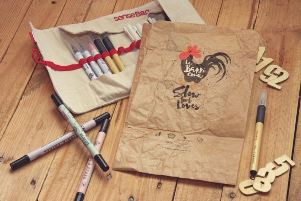 皱褶纸张素描作品预览样机素材库精选 Crumpled Paper Vertical Sketch