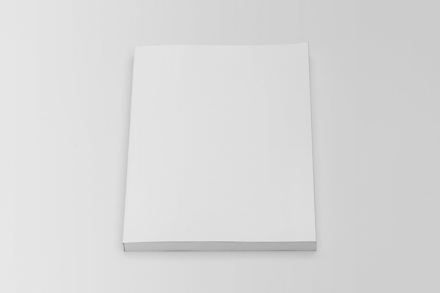 杂志封面印刷效果图样机素材库精选模板 Magazine Cover Mockup插图(1)