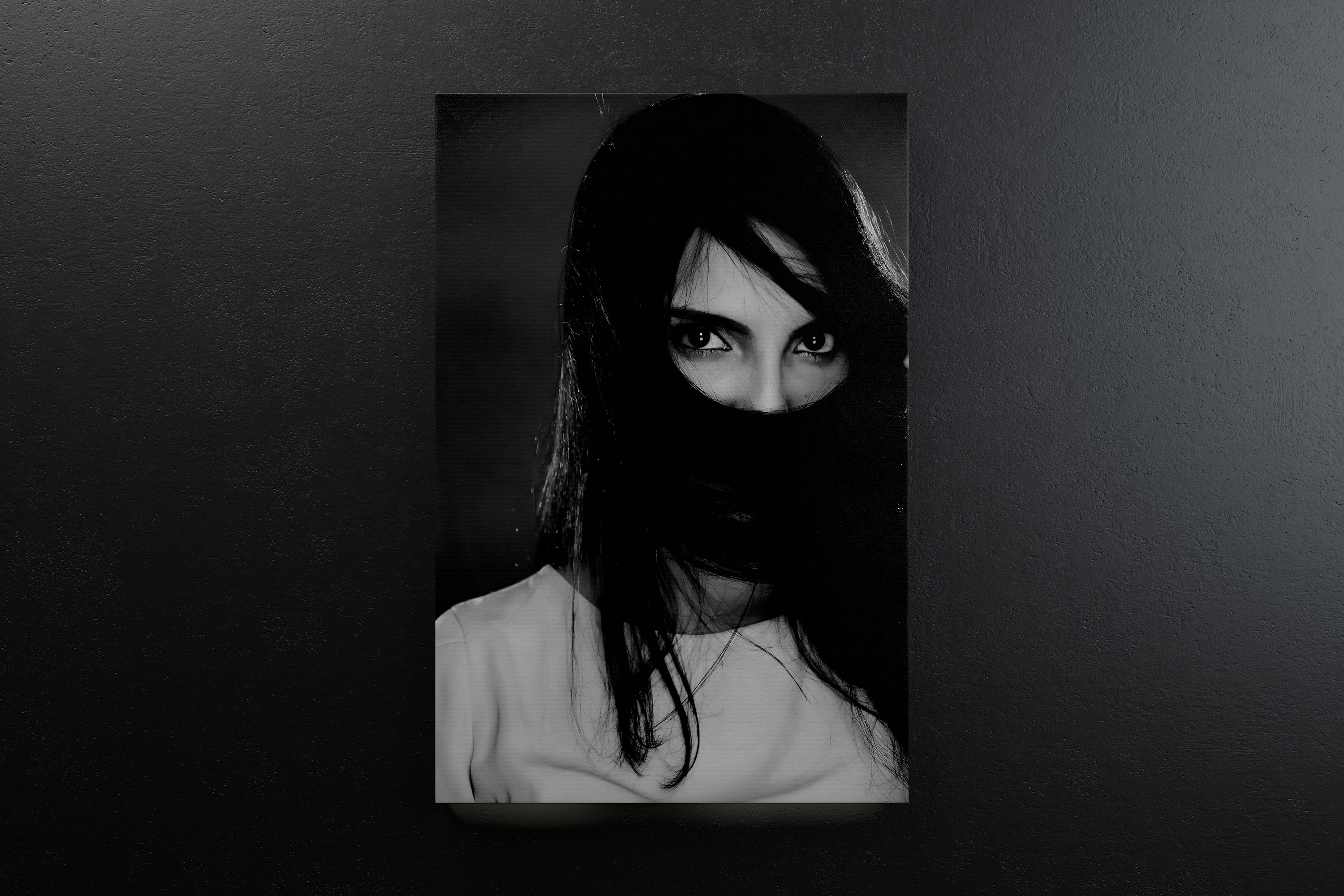 挂墙画布绘画作品＆照片展示正视图样机 2:3 Portrait Canvas Mockup Hanging on Wall, Front View插图(6)