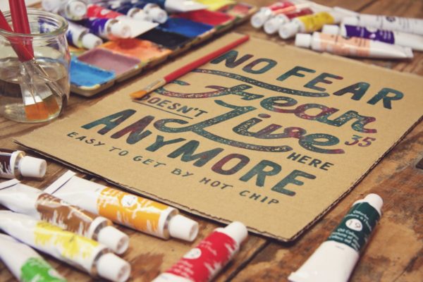 水彩画创作工作室场景牛皮纸样机模板 Paperboard Zoom