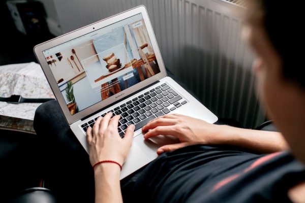 MacBook实景使用场景样机模板v13 Macbook Mockups Vol 13 – Working on Laptop