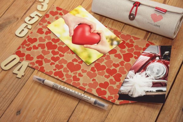 照片&amp;个性化办公室信封样机展示模板 Photo &amp; Personalized Office Envelope