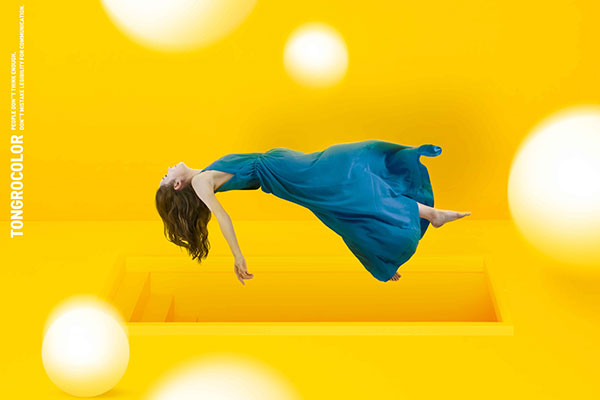 悬浮美女抽象空间海报PSD素材素材库精选psd素材