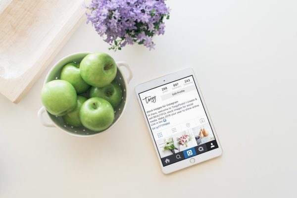 厨房场景平板电脑样机模板 Kitchen Tablet Mockup | PSD included