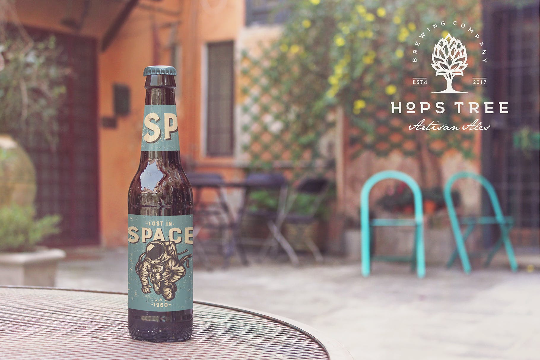 家庭花园背景啤酒瓶设计效果图样机 Chair Beer Mockup Duo插图(1)